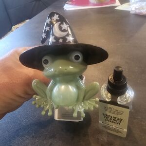 Bath & Body Works Halloween Frog Witches Hat Wallflower Plug with 1 Bulb